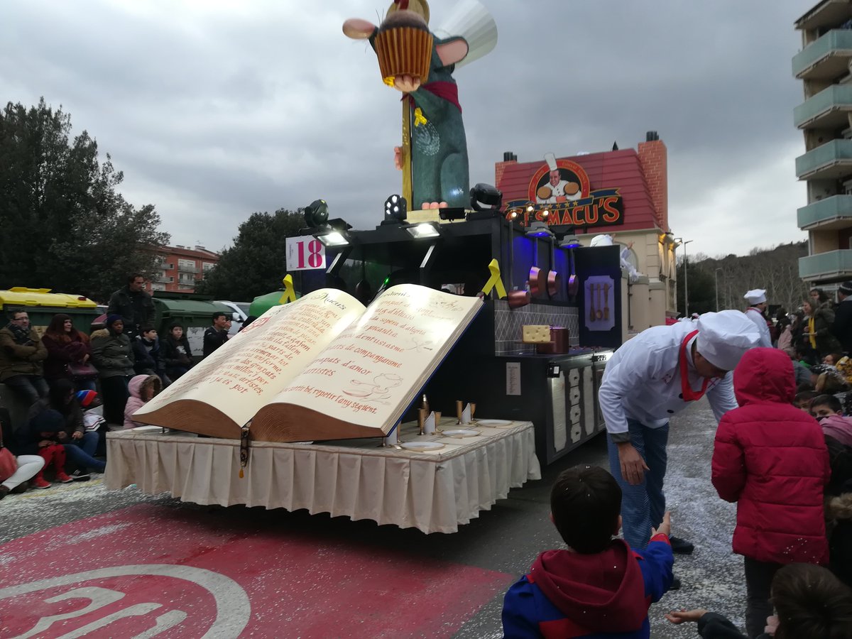 lespreses_cat's tweet photo. La colla dels MACUS 😍de les Preses tornen a participar al Carnaval d'Olot 🎉. Sí estàs engrescat 🥳☺️a disfressar-te 👺🤖vine a la reunió que han preparat aquest diumenge a les 7 de la tarda ⏰al Centre Cultural. Hi haurà alguna coseta per picar 🥞😋 @ComiPreses #enshopassembé https://t.co/RXTtHtUGT1