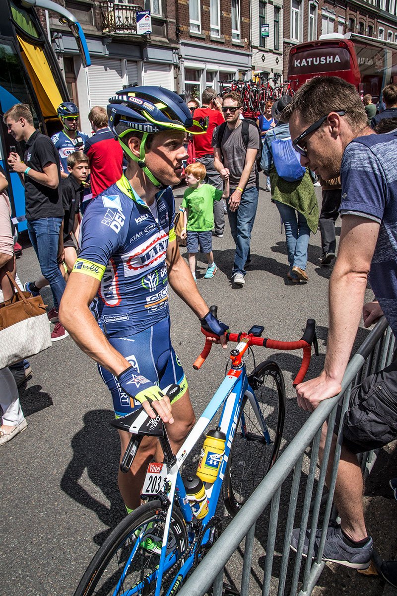 Thomas Degand is talking to his fans, Tour de France 2017 in Verviers.
Share your cycling photos on: yourcyclingphotos.com
#wanty #tourdefrance #verviers #thomasdegand #ronse #cycling #cyclingphoto