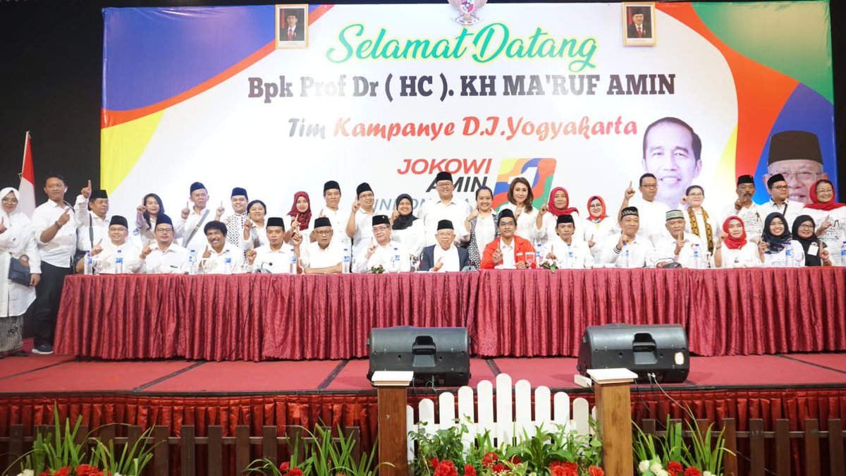 dpwpkbdiy's tweet photo. Silaturahim KH Ma'ruf Amin (Pasangan Capres H. Joko Widodo) dengan Tim Kampanye DIY, Pimpinan &amp; Kader Partai se-DIY, Relawan &amp; Warga Daerah Istimewa Yogyakarta.

Cc @jokowi @cakimiNOW @KRjogjadotcom https://t.co/lRPShQrLLZ