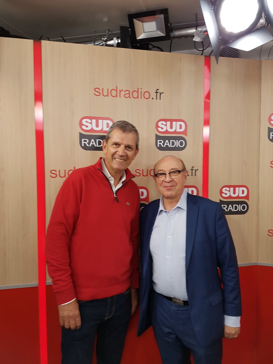 🗝 Aujourd'hui le célèbre #journalistesportif @patrickchene est l'invité de l'émission #Lesclefsdunevie avec Jacques Pessis pour nous présenter son nouveau livre #Stade2 aux @EditionsPlon ! 📺📖🎙🚲➡️En direct sur http://www.sudradio.fr à 13h ! 📻