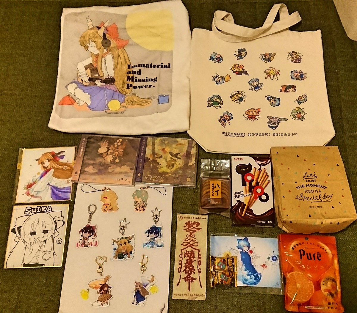 秋例戦利品!一枚目漫画系!二枚目イラスト、小説系!三枚目グッズ、音楽、色紙、差し入れ系! 