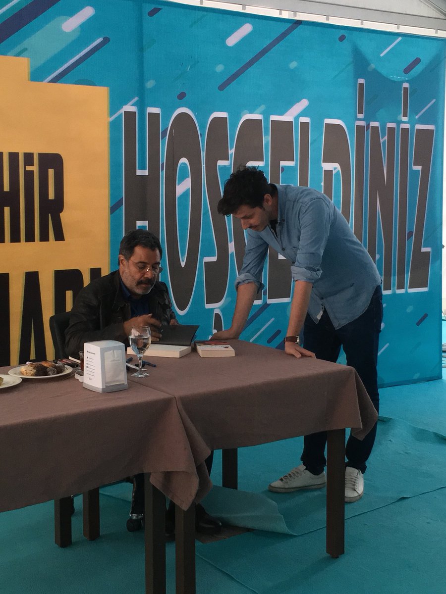 Eskişehir Doğa Koleji 10-A sınıfı öğrencilerimiz Yaren Su Şahin ve Gökçe Oruç projeleri kapsamında hem röportaj yaptı hem de Eskişehir Kitap Fuarı’nda Ahmet Ümit’i ziyaret edip projeleriyle ilgili fikir aldılar👏🏼 @EdaDadelen3 <a href="/RaufAkan/">Rauf Akan</a>  @DamlaGuvenDG <a href="/DogaOkullari/">Doğa Koleji</a> @doga_eskisehir