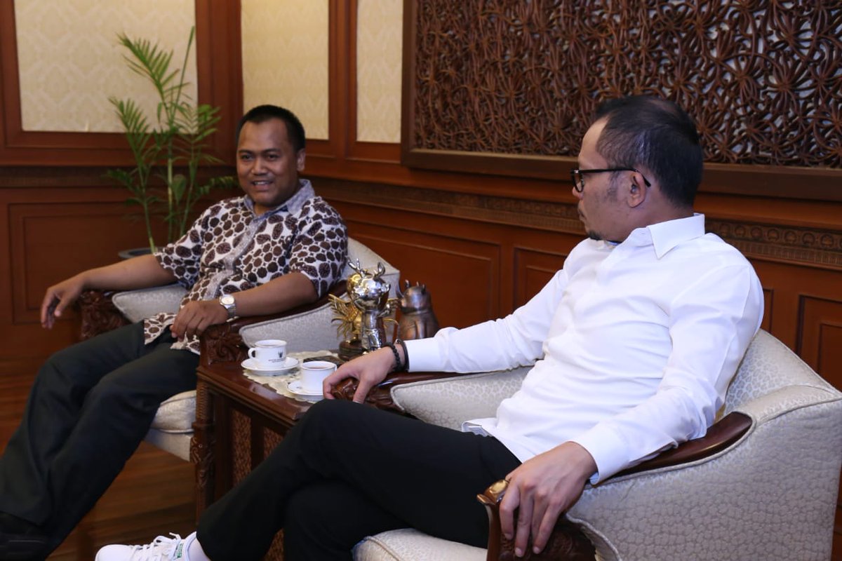 BlkLotim's tweet photo. Menaker @hanifdhakiri menerima audiensi DPP Persaudaraan Dosen RI (PDRI), membahas rencana Munas dan Seminar Nasional di Kantor @KemnakerRI Jakarta, Senin (15/10). https://t.co/jehMN0abZY https://t.co/utwQCDPvfC