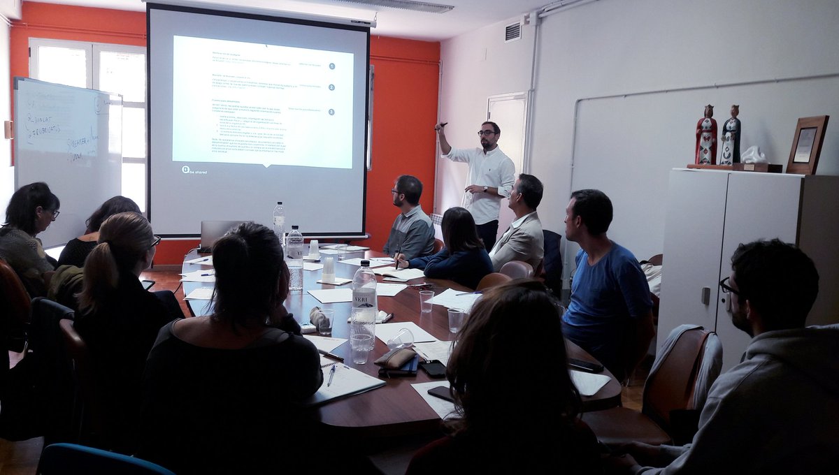 somfundacio's tweet image. Grup de Comunicació de @_dincat en @FRubricatus, en una sessió de formació impartida per @AchinchillaA sobre com optimitzar la  #ComDigital en les fundacions que donem suport  a les persones amb #disCapacitat intel•lectual