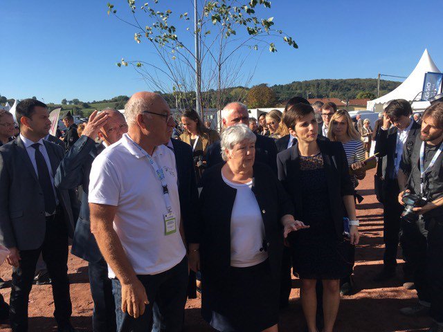 verdir_officiel's tweet photo. 👍☀️🌱Ce week-end, @j_gourault, Ministre en charge des collectivités était avec Dominique Bonnardon, Président de la FNPHP Isère, sur le stand de la @fnphp_officiel au Congrès des maires de @CDIsere https://t.co/GAZ7VdLfuq