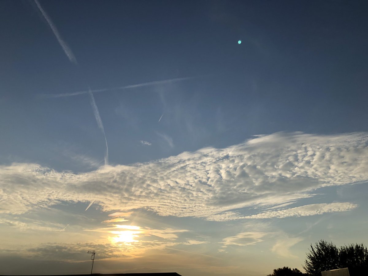 ObservezLeCiel's tweet photo. Ce matin, 15 octobre 2018
#chemtrails
#geoengeneering
#GeoEngWatch https://t.co/1fdjtnCRO6