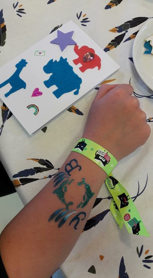 margovbreugel's tweet photo. Terugkijken op een geslaagde #Kinderboekenweek bij @theek5 #Made. Bedankt @ProBiblio voor het maken van de leuke armbandjes. #vriendschap #dikkevriendenfeest #KBW2018 https://t.co/2V9vzfGrGW
