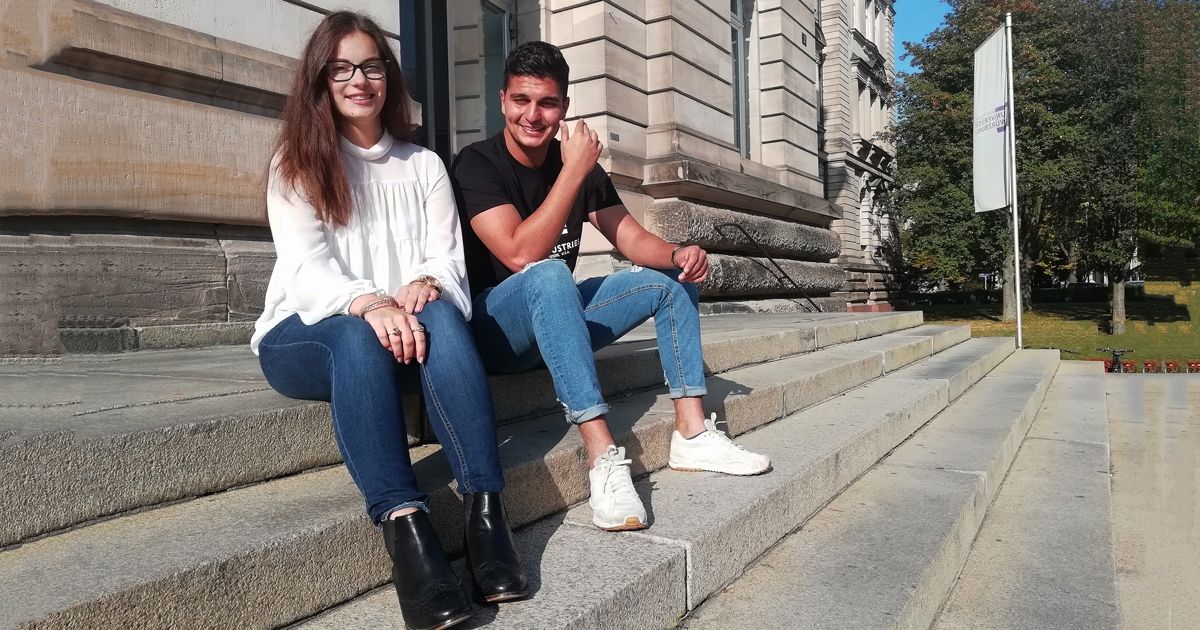 Uni_WUE's tweet photo. Nach der Uni… kümmern sich Anna und Cihan um die Neulinge der wirtschaftswissenschaftlichen Fakultät. Die beiden engagieren sich im #KOMPASS #Tutoren- und #Mentorenprogramm und erleichtern so den Erstsemestern ihren Einstieg in das #Unileben. #jmuw https://t.co/EQtyEIDPEj https://t.co/NLbzbuuhBg