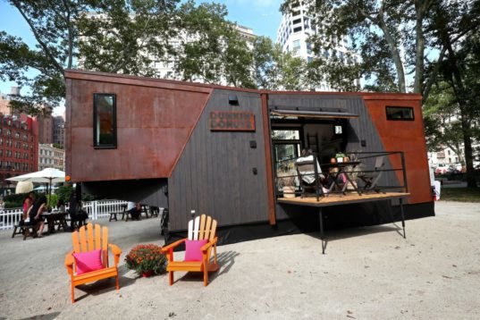 Have you seen? Dunkin' Donuts unveils a tiny home powered by recycled coffee. @dunkindonuts @SD21_Sarah hubs.ly/H0f6bxd0 #renewableenergy #coffee #prefabbuilding #Design #energyefficiency #Innovation #SustainableDesign #recycledwaste #mondaymotivation #ukearlyhour