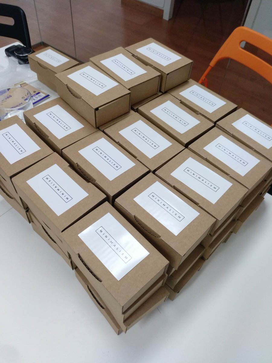 rodadofrutos's tweet photo. Hace un año justo ahora. Sacando unos 800 pedidos a mano. Se nos fue de las manos el lanzamiento de @minimalismbrand https://t.co/6ATshcybrR