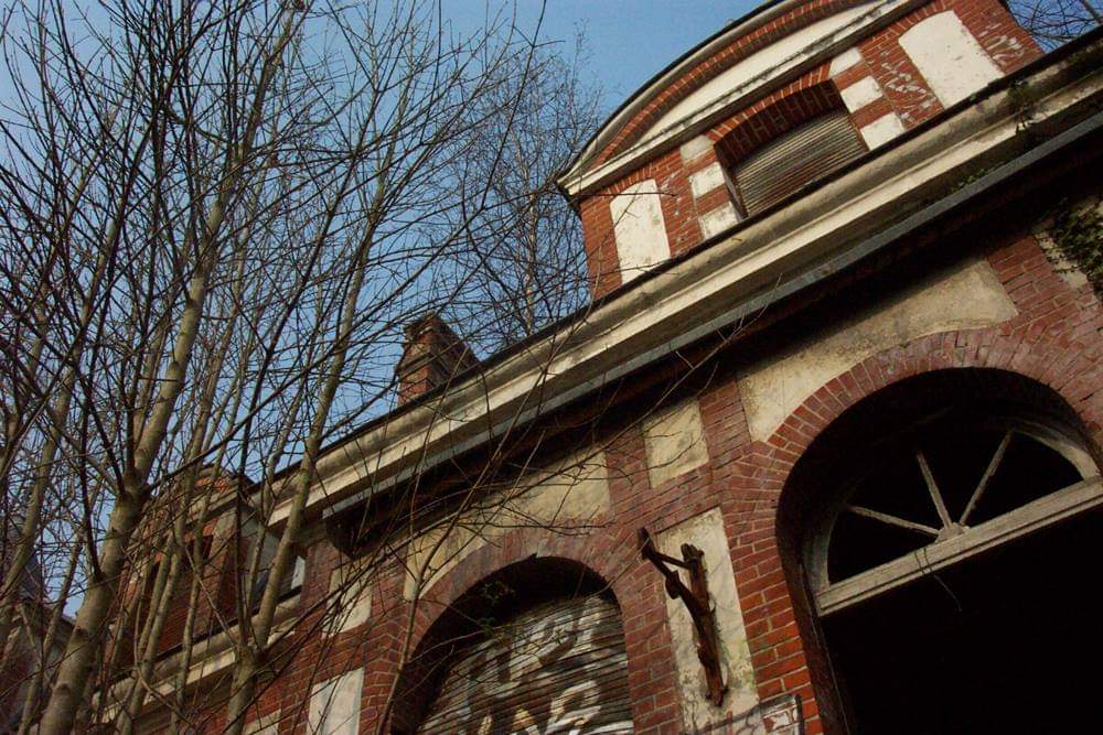 Le «Manoir de Mr Hugo» est un lieu que j’ai visité à plusieurs reprises. Le voici en 2003. Reportage #urbex complet ici : glauqueland.com/fraise/