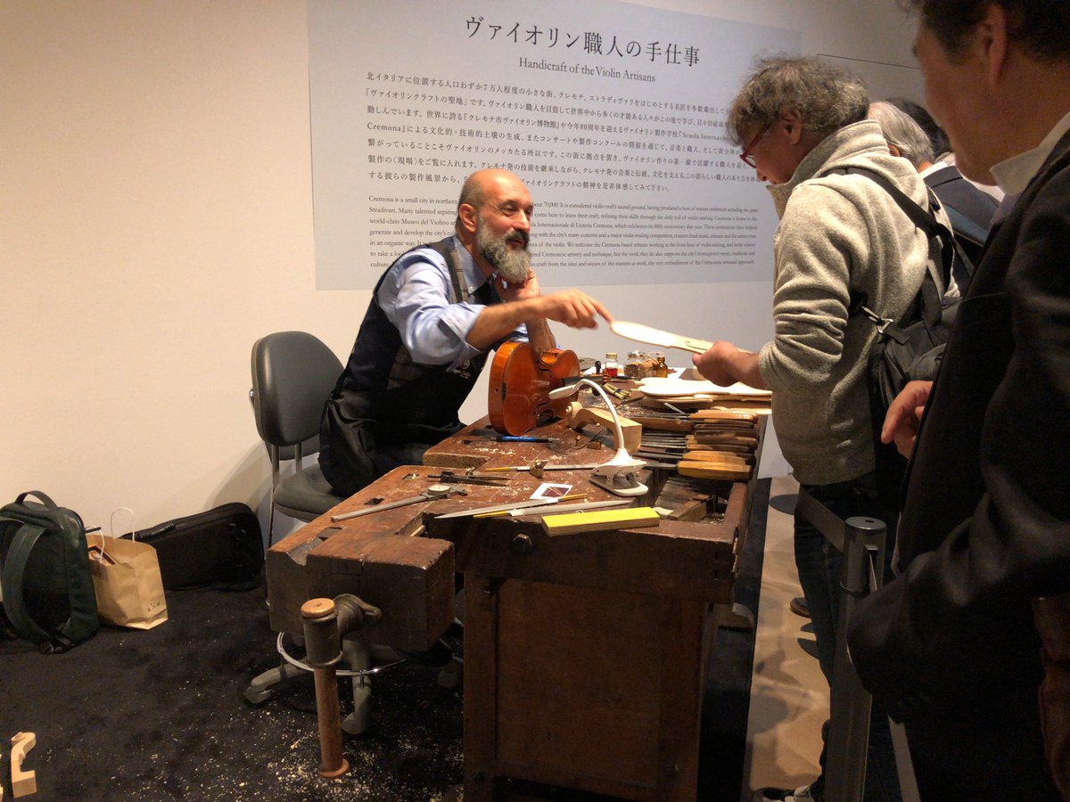 tsf2018's tweet photo. フランチェスコ・トトさんの製作コーナー #tsf2018 #ストラディヴァリウス   #六本木ヒルズ #violin https://t.co/MEQE0gJwO8
