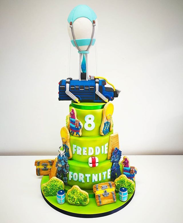 odiham cake company - battle bus fortnite cake
