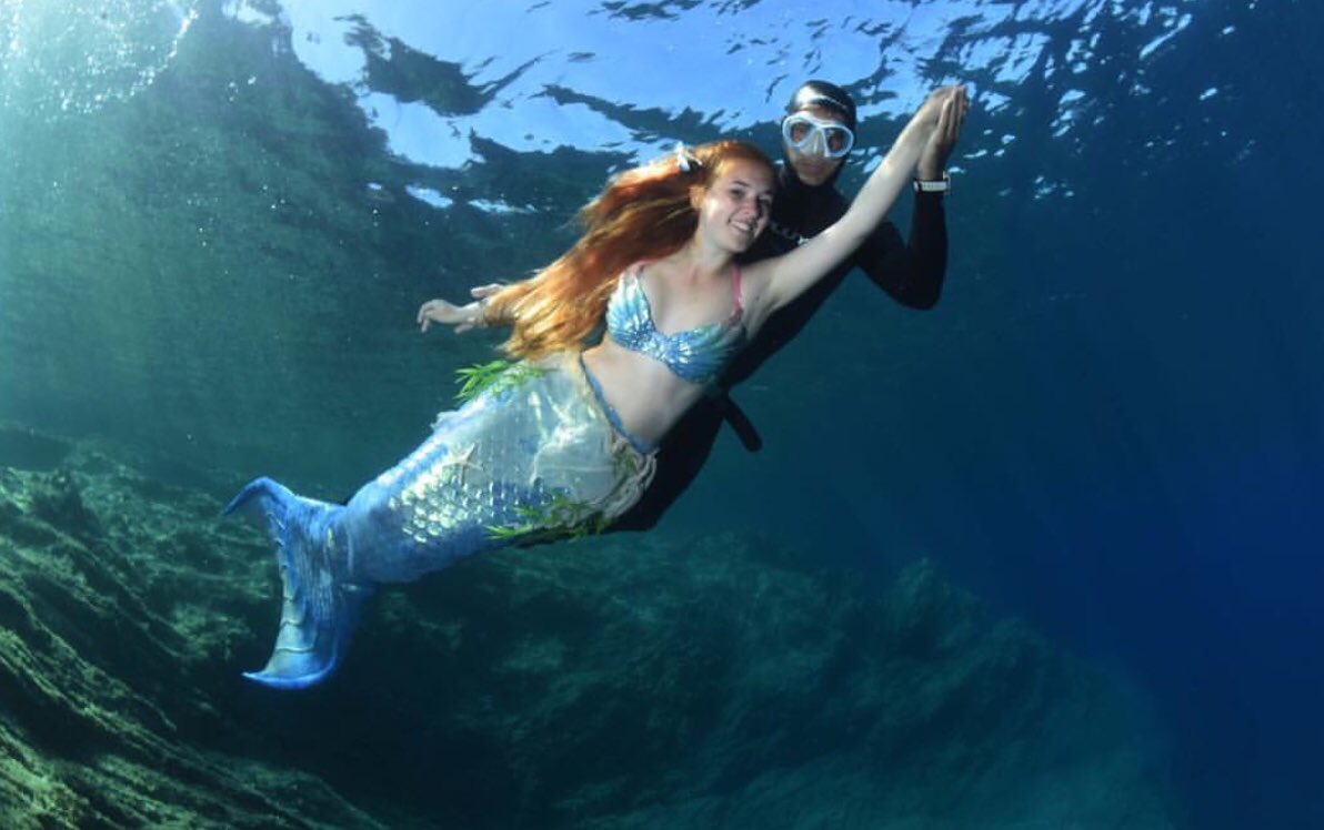 WynterMermaid's tweet photo. She met a human today. He was very strange and could not breathe underwater? https://t.co/781F3nWeFu