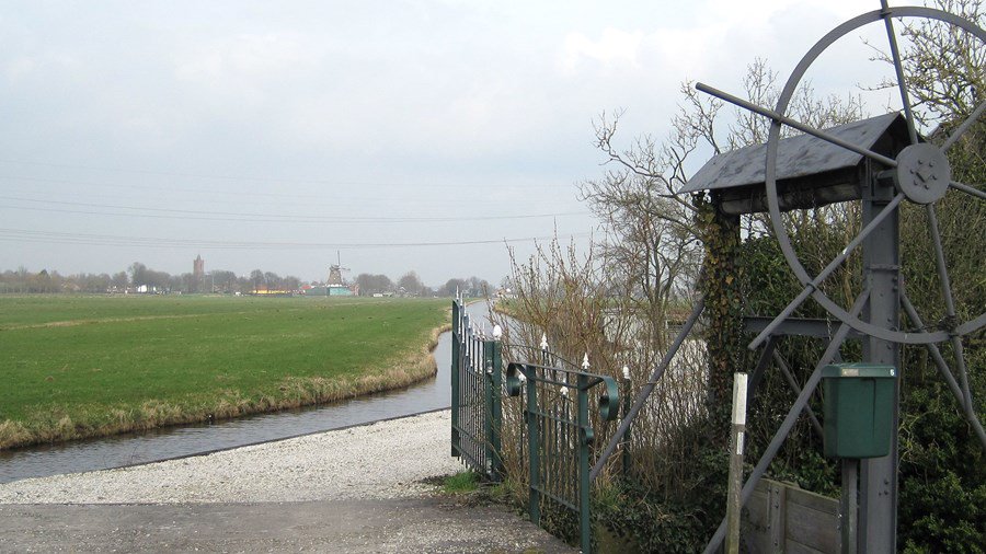 waterschapagv's tweet photo. Op deze foto zie je de Kering Kooidijk. Deze kering is onderdeel van de Nieuwe Hollandse Waterlinie en ligt nabij Westbroek.

Met het ijzeren handwiel werd het houten schot in en uit het water gehesen. ⚙ Meer weten? Lees hier verder:
https://t.co/JdUFR5Qkz6 https://t.co/Uzc5Yhv9gX
