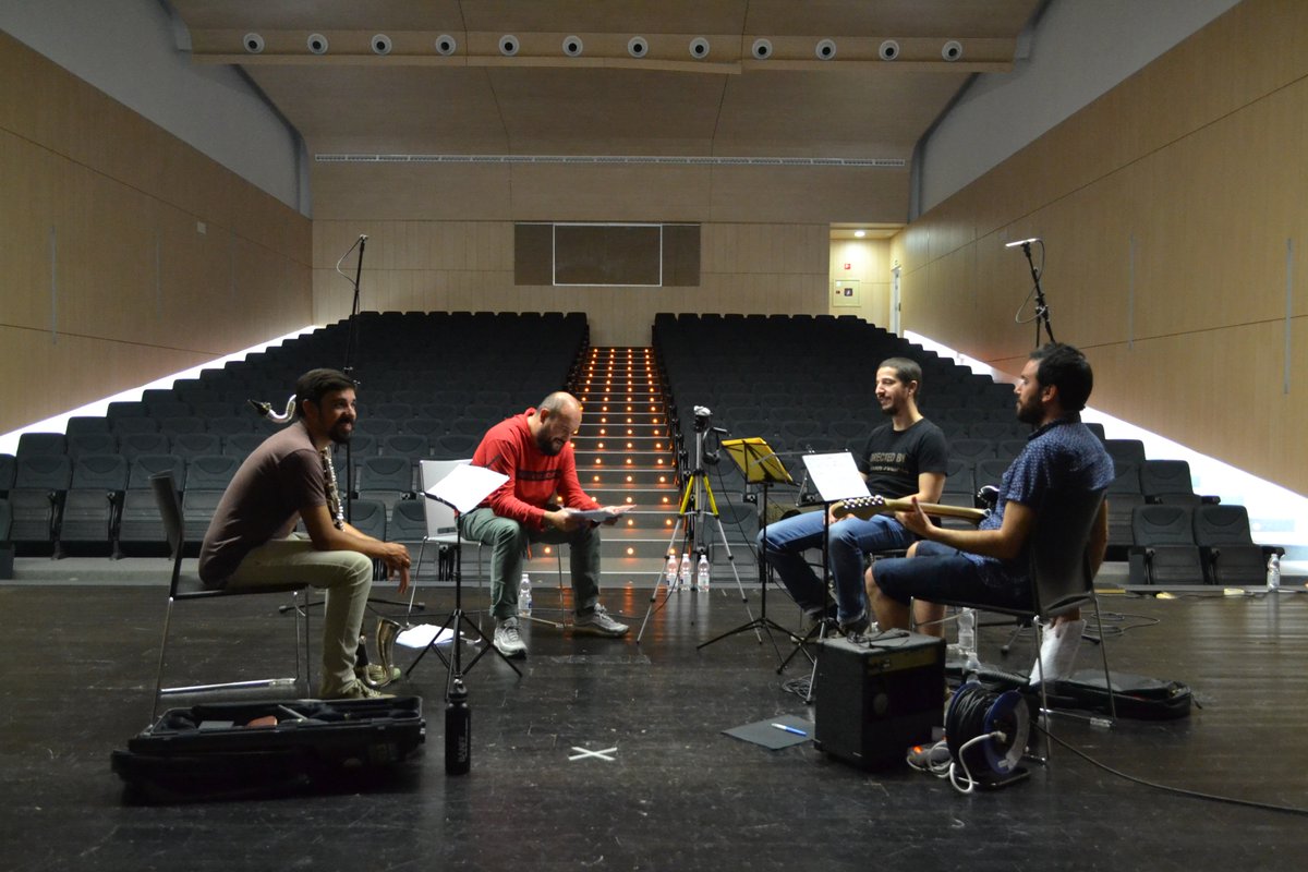 ProyectoOCNOS's tweet photo. Primer encuentro de producción de la ópera de cámara "The Sins of the Cities of the Plain". Germán Alonso, compositor. @Fabriziowilde , libretista. @NinodeElche , cantaor. Proyecto OCNOS. 12.10.18 Factoría Cultural. Sevilla. https://t.co/FGciQ8oTiC
