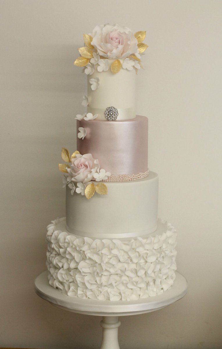 CakedesignbyP's tweet photo. Congratulations to Dil &amp; her Husband xx #weddingcake #westmidlandswedding https://t.co/pjQFNPNpLc