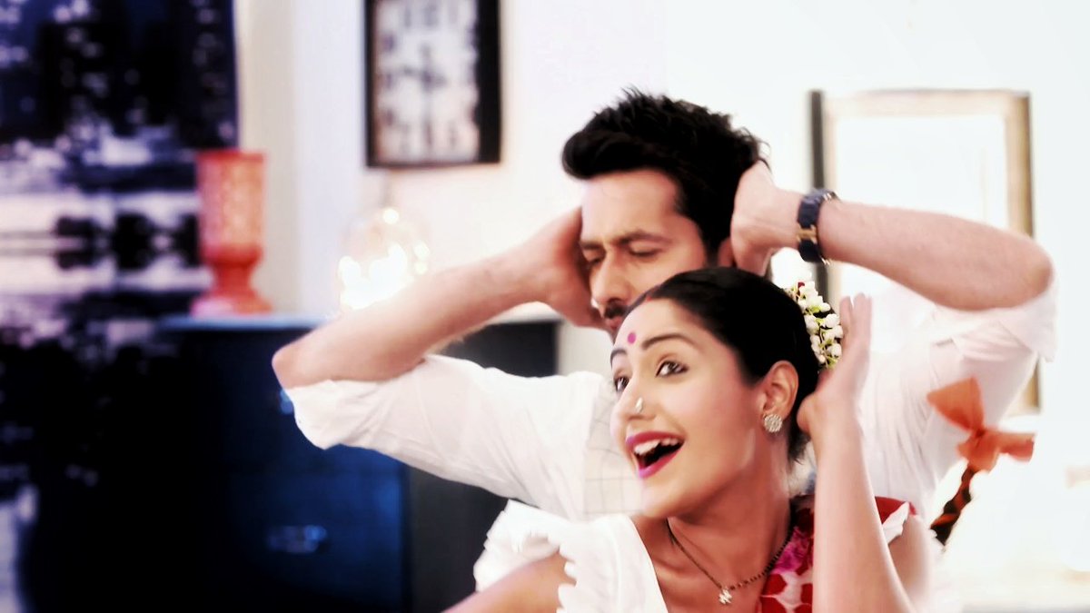 _heyitsanaya's tweet photo. Get yourselves an otp who can comfortably be dorks around each other and WITH each other. Ones who love every bit of one another - all their antics, the mannerisms, the littlest of nuances which all come together to define them. #Ishqbaaaz #MyDorks #Shivika https://t.co/5n9RIwhmfb
