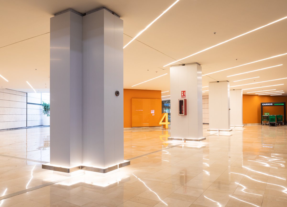 CTMadridStudio's tweet photo. Buenos días! Este es el antes y el después de la entrada del parking del #CentroComercial @CCPlenilunio de @KlepierreGroup . Cambio de suelo, revestimiento de pilares y paredes y cambio de iluminación de la mano de #oswellstudio https://t.co/BWZqk05wJu