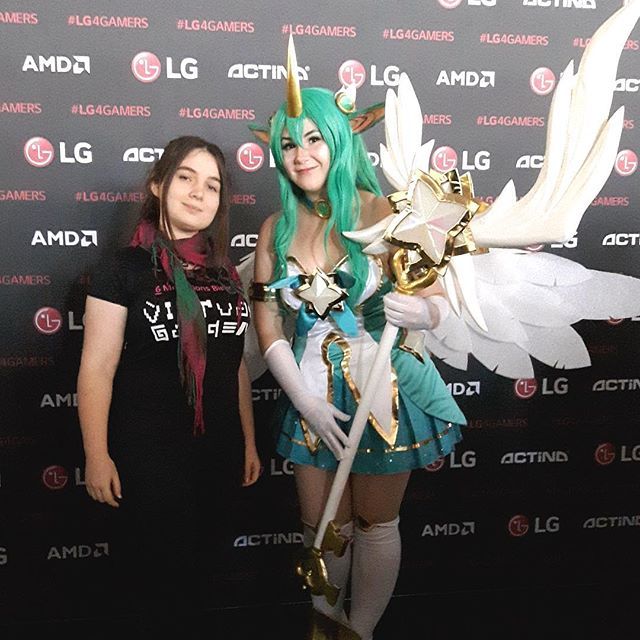 polskojaponska's tweet photo. PJATK na Poznań Game Arena 2018! Studentka Wydziału Sztuki Nowych Mediów na „ściance” z najlepszymi Cosplayerkami PGA 2018! Tym pozytywnym akcentem żegnamy się z Poznaniem. Było super! Do zobaczenia za rok! fot. Ewelina Bąk #pjatk #pjait #pga2018 #poznag… https://t.co/B21jhNd3IQ https://t.co/gmguLfzfti