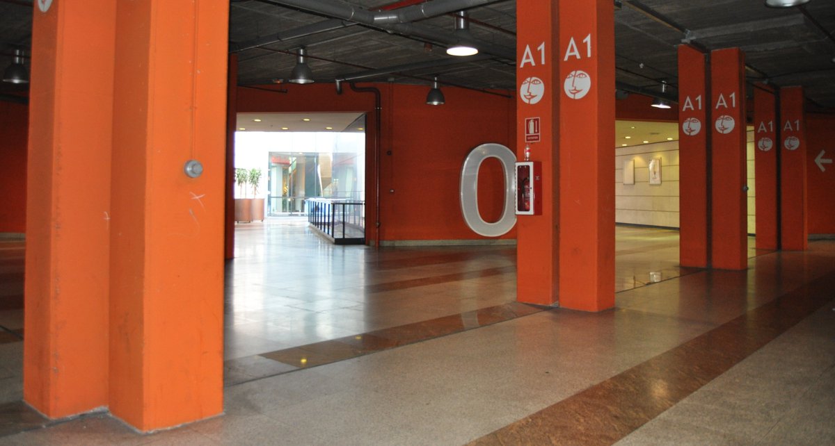 Buenos días! Este es el antes y el después de la entrada del parking del #CentroComercial <a href="/CCPlenilunio/">CC Plenilunio</a> de <a href="/KlepierreGroup/">Klépierre</a> . Cambio de suelo, revestimiento de pilares y paredes y cambio de iluminación de la mano de #oswellstudio