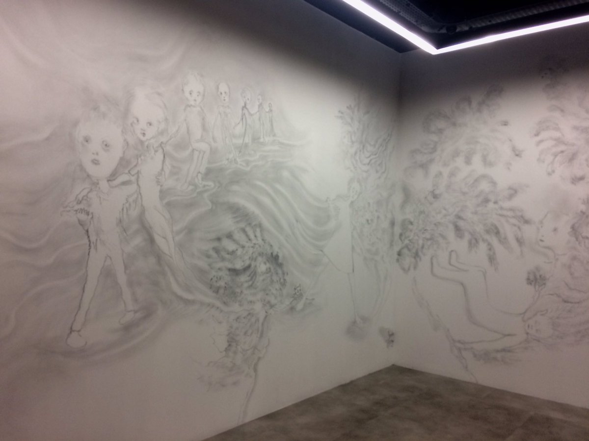 ARTscriptor's tweet photo. Passage au #DrawingLab 17 rue Richelieu pour l'exposition de grands dessins évanescents à la poudre de graphite de Christian Lhopital. https://t.co/APotyVidDH