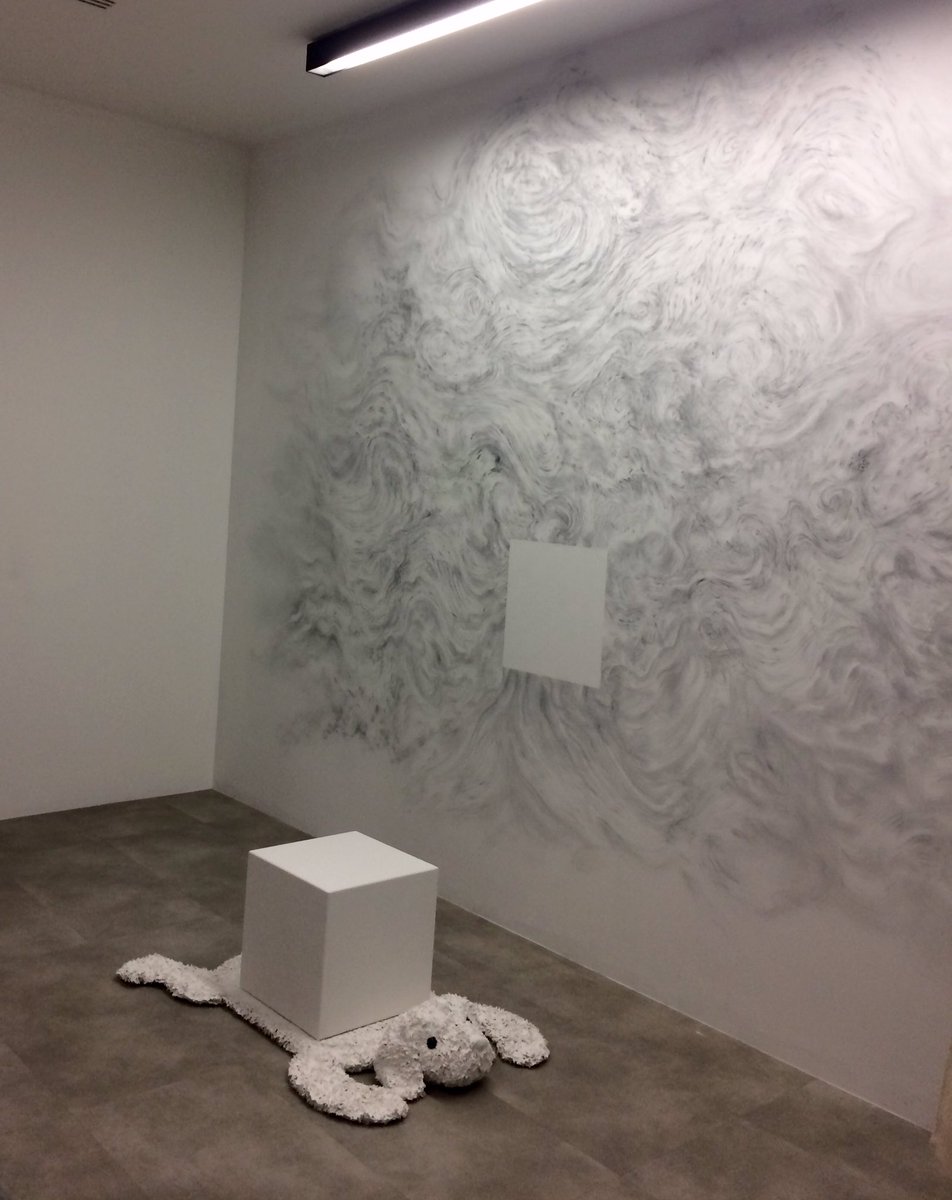 ARTscriptor's tweet photo. Passage au #DrawingLab 17 rue Richelieu pour l'exposition de grands dessins évanescents à la poudre de graphite de Christian Lhopital. https://t.co/APotyVidDH