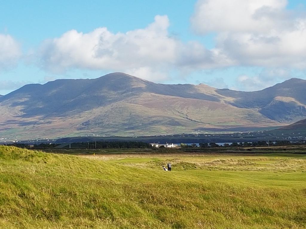 CeannSibealGC's tweet photo. Glorious day for golf, even if I have play out of the bunker! #kerrygolf #dingle #dinglegolf https://t.co/o607G9lEfh