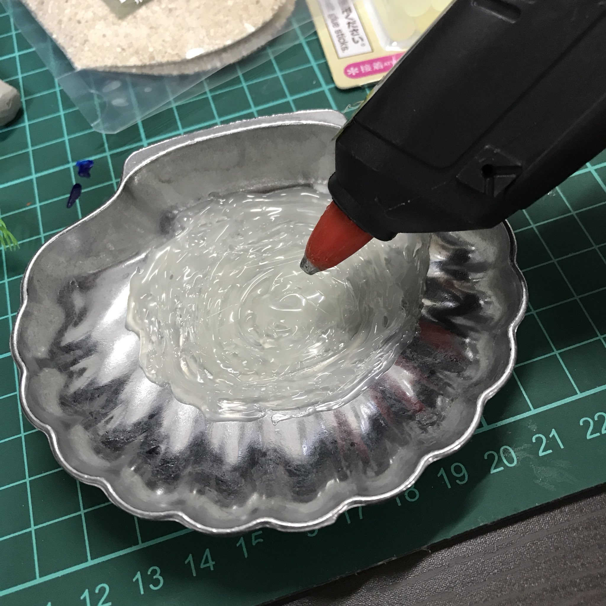 たこ なんかつくる グルーガンで海作る時 引いた糸が表面に残って水っぽくならんぞと思ったら 水をちょっとだけ入れたボンドを表面にべったり塗ると 糸がコーティングされて目立たなくなった 乾くと透明になって輝きも増すしいい感じになりましたよ たこ なんかつくる グルーガンで海作る時 引いた糸が表面に残って水っぽくならんぞと思ったら 水をちょっとだけ入れたボンドを表面にべったり塗ると 糸がコーティングされて目立たなくなった 乾くと透明になって輝きも増すしいい感じになりましたよ