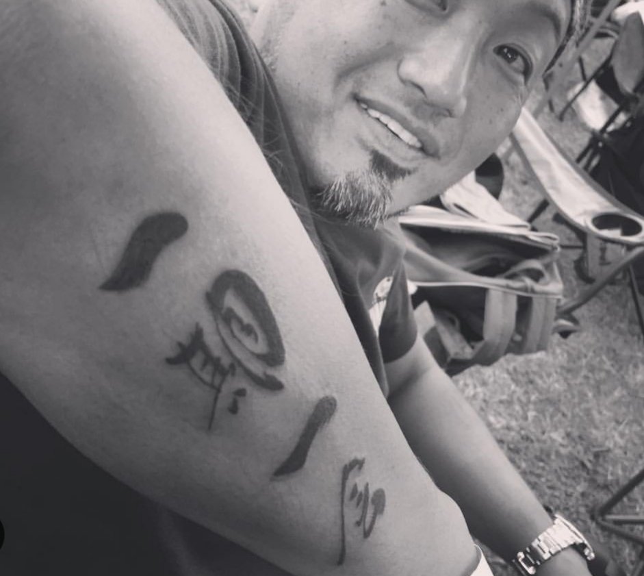 BodyBlastTattoo's tweet photo. open air tattoo

常連の方、新規の方と楽しくトーキンしながらstab📍休憩時間はウマいもんを頂いての充実したイベントでした。
飛び込みなどあり予���以上にボディブラストタトゥーは繁盛しましてイベント時間内ずーっと刺させて頂きました😊感謝であります❤️ 
#customhill #bodyblasttattoo https://t.co/EmGrtkJ6sI