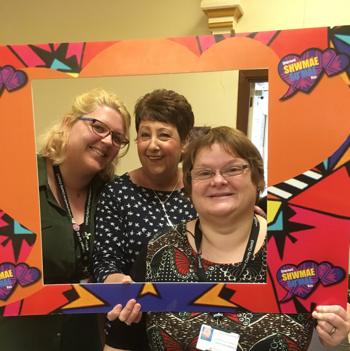 Mae staff y Cyngor Sir yn dweud Shwmae!  CCC staff say Shwmae!