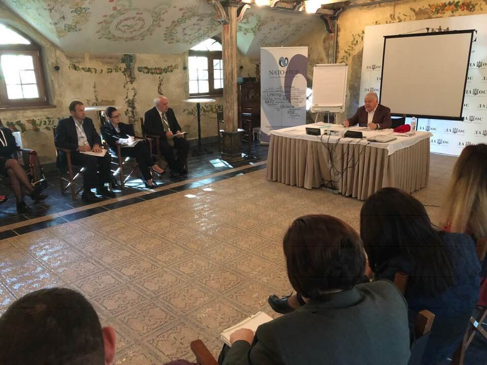 DipAcademyUA's tweet photo. #DAOS2 DAY 2. Говоримо з ректором Одеського національного університету професором Ігорем Ковалем про: ✅Україна в системі міжнародних відносин
✅глобальні тенденції у міжнародних відносинах
#ДАУ #одеськийсемінар @DipAcademyUA #Одеса @NATOinUkraine #NATOPDP #FES https://t.co/FMmkoqyQW3