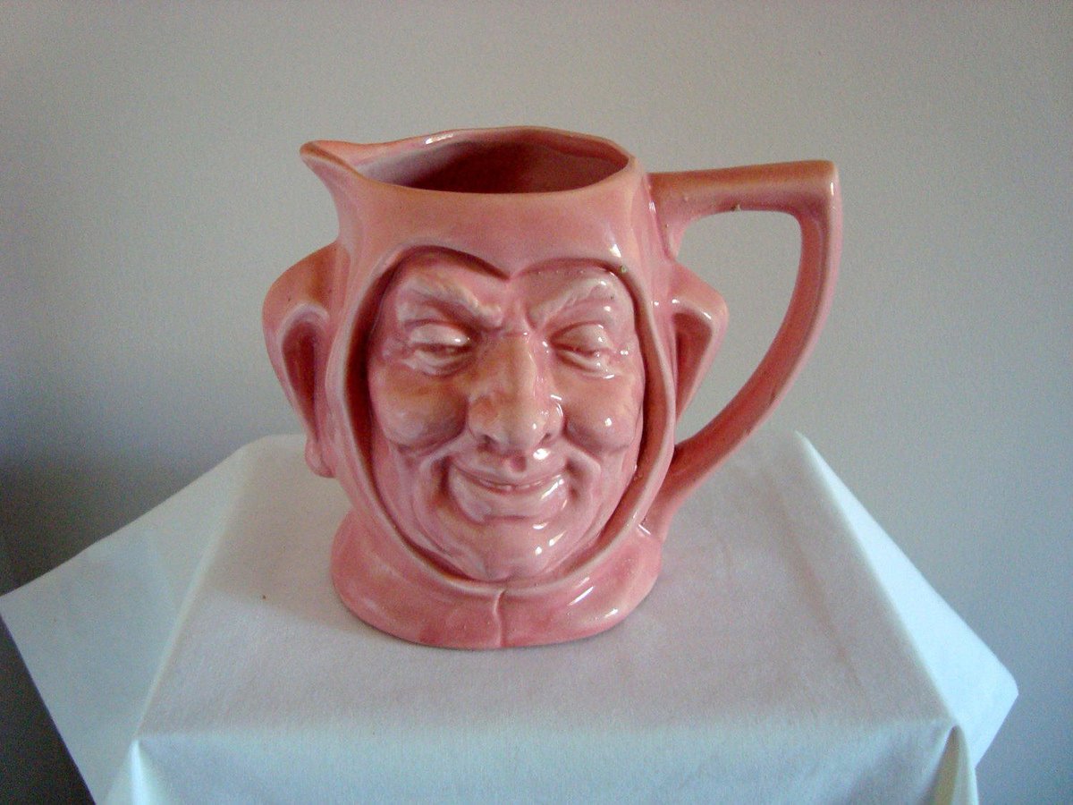 MullardAntiques's tweet photo. Anyone recognise the manufacturer of this Art Deco Pink Jester Character Small Toby Jug? https://t.co/4vvCyndwRK #housewares #pink #ceramic #homedecor #kitsch #charactermug #tobyjug #staffordshire #flowervase #mullardantiques https://t.co/atNyCDGjAa