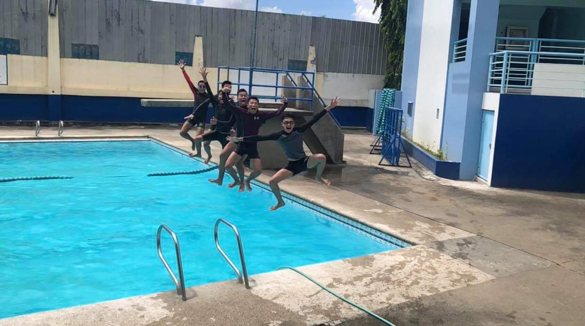 Mga gwapong mang lalangoy