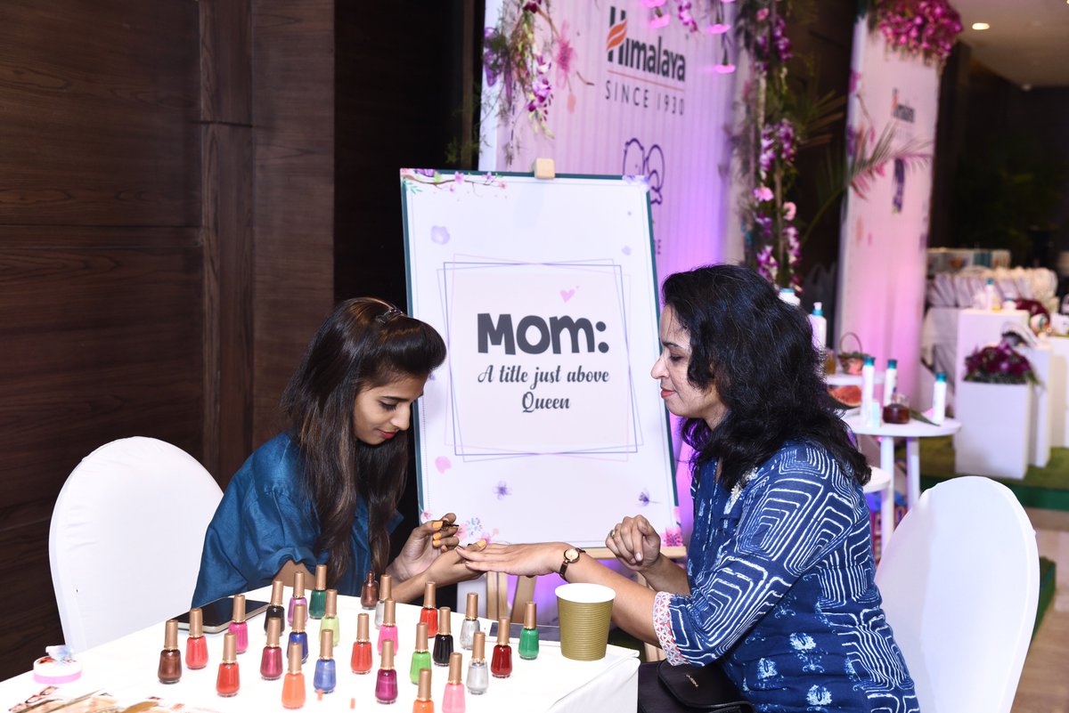 QEDPRODUCT's tweet photo. An insightful meet &amp; greet with Mommy bloggers across Delhi-NCR who came to experience Himalaya's new Baby Care and Mom range of products. With a specialist in the house, the mommies got a relaxing session of nail art and spa and went home with a big smile! #goqed #qedevents https://t.co/zVswlxwVPr