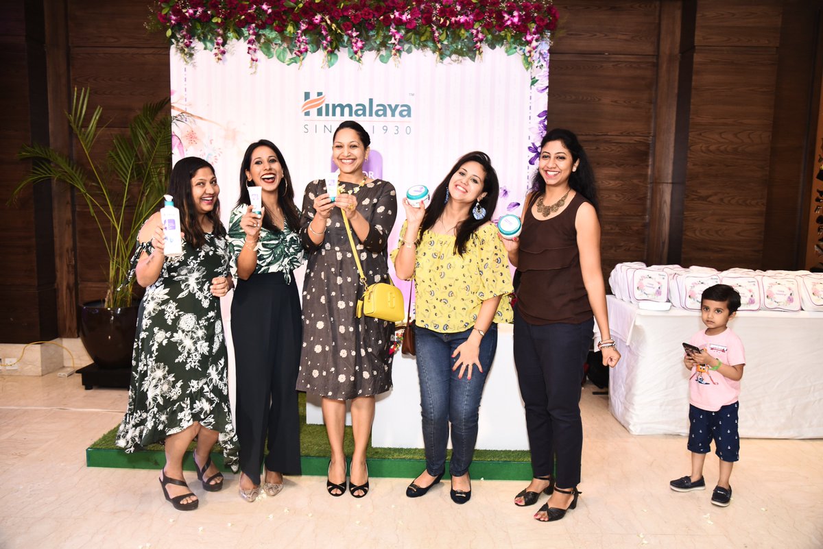 QEDPRODUCT's tweet photo. An insightful meet &amp; greet with Mommy bloggers across Delhi-NCR who came to experience Himalaya's new Baby Care and Mom range of products. With a specialist in the house, the mommies got a relaxing session of nail art and spa and went home with a big smile! #goqed #qedevents https://t.co/zVswlxwVPr