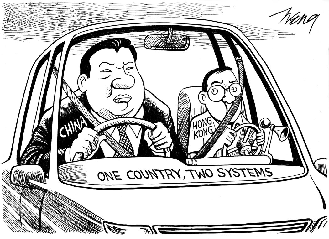 #漫画 英国《金融时报》编辑马凯被驱逐出中国半自治城市香港，这件事在当地新闻界引发关切。自1997年英国将该城市归还给中国以来，他是第一个失去签证的记者。香港当局尚没有解释这一决定，但据信这与马凯8月份主办的一场与香港支持独立的政党领导人的演讲有关。nyti.ms/2J0OctG