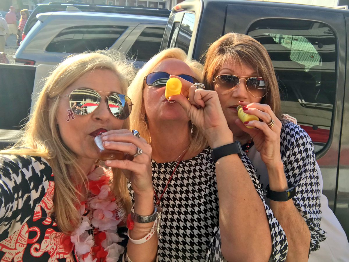 jkittkat's tweet photo. Had a great day with these #BamaBeauties! It’s 🅰️mazing how #Twitter keeps bringing hometown friends together, People that I probably never would have met otherwise.
#PregameMiniShots
#TwitterTailgaters🚗🐘🅰️🏈🎉
#TigerStomp🐯💪🏻💥
#DixielandDelight🎶🅰️
#RoadTUA18
#RollTide🐘🌊🏈 https://t.co/kRHw1Bxb9w