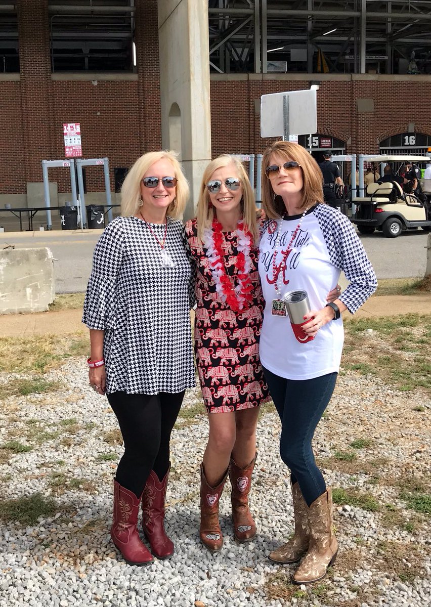 jkittkat's tweet photo. Had a great day with these #BamaBeauties! It’s 🅰️mazing how #Twitter keeps bringing hometown friends together, People that I probably never would have met otherwise.
#PregameMiniShots
#TwitterTailgaters🚗🐘🅰️🏈🎉
#TigerStomp🐯💪🏻💥
#DixielandDelight🎶🅰️
#RoadTUA18
#RollTide🐘🌊🏈 https://t.co/kRHw1Bxb9w