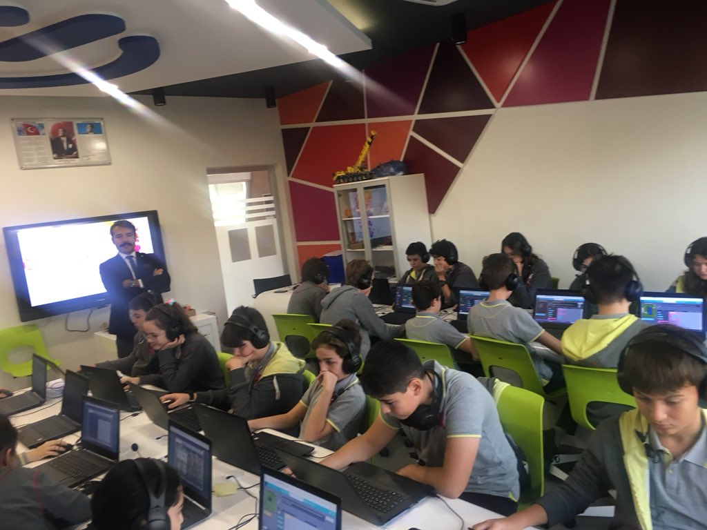 BK_Eskisehir's tweet image. Öğrencilerimiz Avrupa Kodlama Haftası etkinliği kapsamında kodlama yapıyorlar. Böylece tüketen değil üreten bir nesil olma yolunda hızla ilerliyorlar. Etkinlik linkimiz ; codeweek.eu/view/179883/es… #europecodeweek #avrupakodlamahaftası #bahcesehirkodluyor