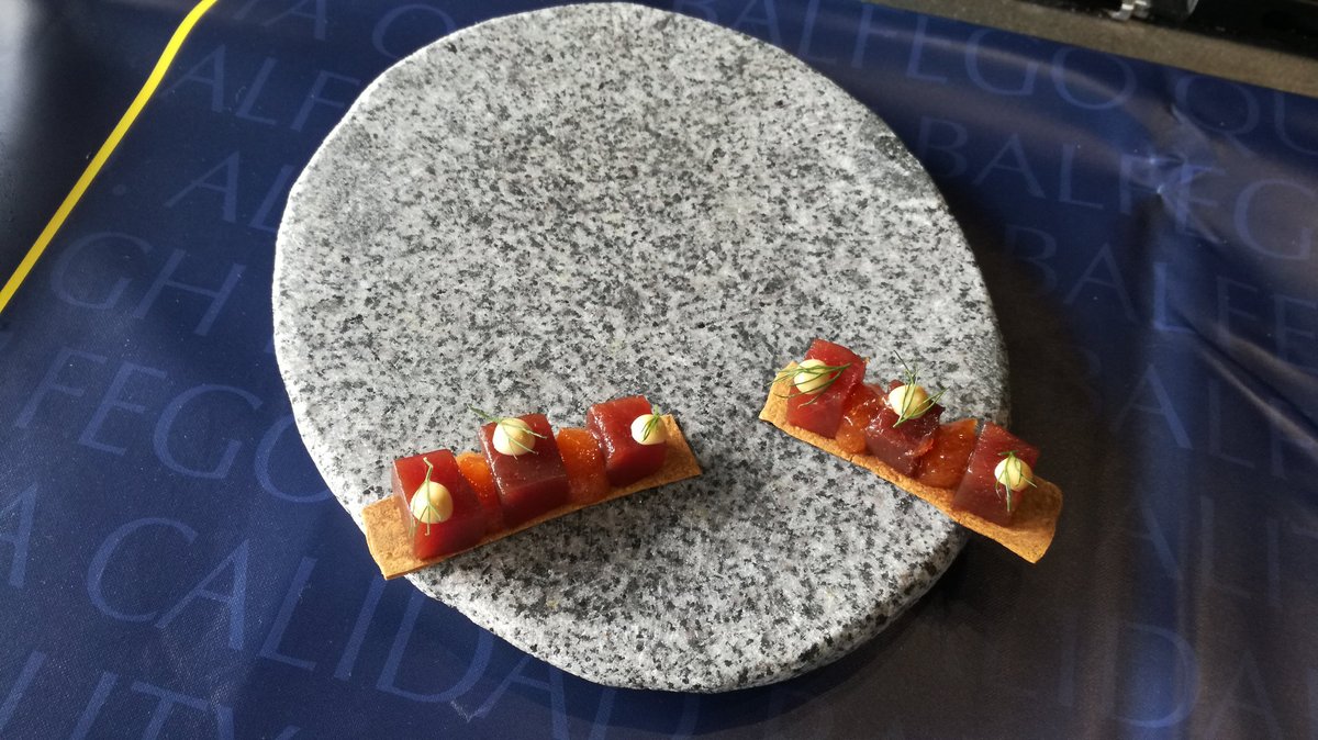 Brochazos's tweet photo. Jose Carlos Fuentes chef de @elcluballard presenta sus elaboraciones con atún rojo Balfegó en las II Jornadas Gastronomicas del Atun Rojo. #loschefsdelatunrojobalfego https://t.co/TwE0EEE8fr