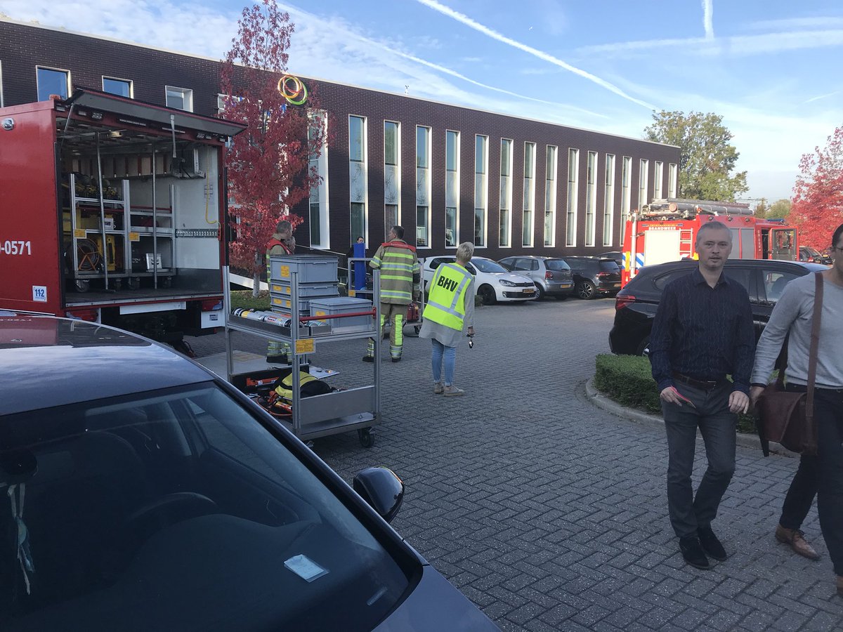 guusalfrink's tweet photo. Pand #alfam ontruimd vanwege stank. Brandweer en ambulance aanwezig https://t.co/z8JGUQ95q1