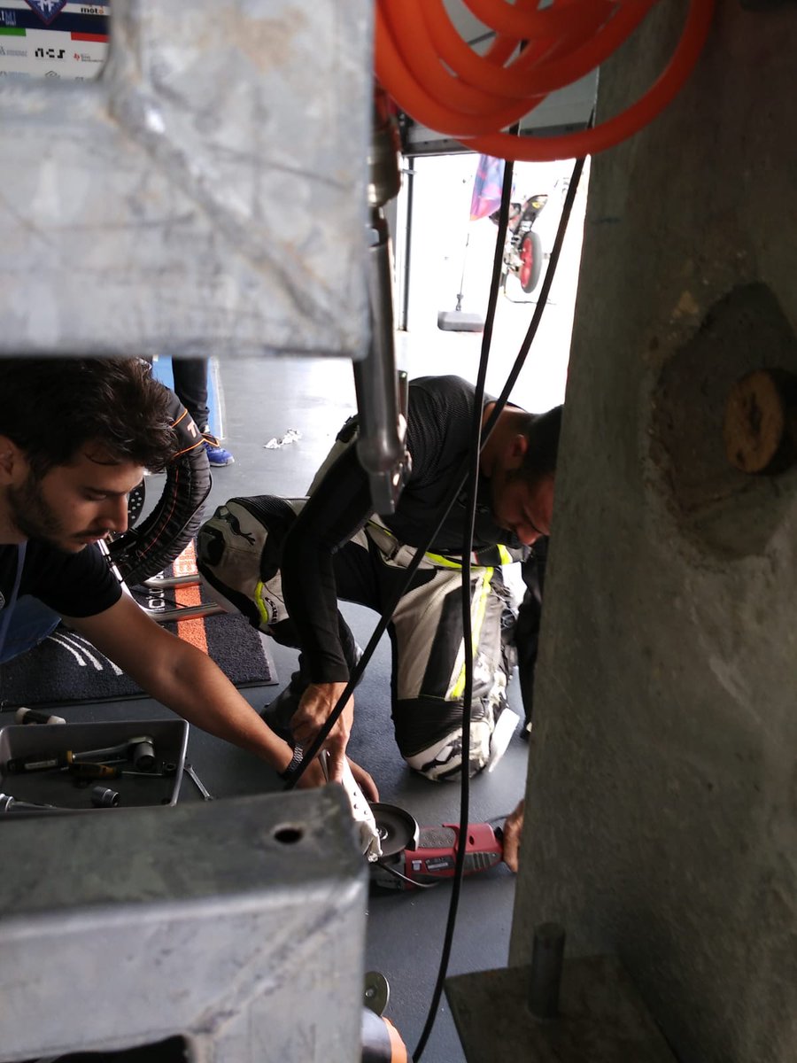 UPM_Motostudent's tweet photo. Detrás de cada logro conseguido hay muchas horas de trabajo constante y sueños por cumplir. 
@La_UPM #somosupm #somospetrol #motostudent #motorland #MS2018 #workhard https://t.co/hgrKzYCgQy