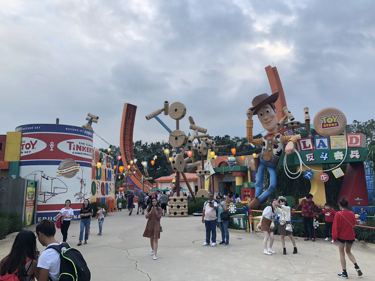 ヒロ Auf Twitter トイストーリーのテーマエリアは 香港ディズニーランドが世界で最初なんですよ おもちゃサイズになって楽しんじゃいましょう ポテトヘッドの奥に写ってる Rcレーサー はおススメアトラクションです Mnhkd Hkdl 香港ディズニーランド