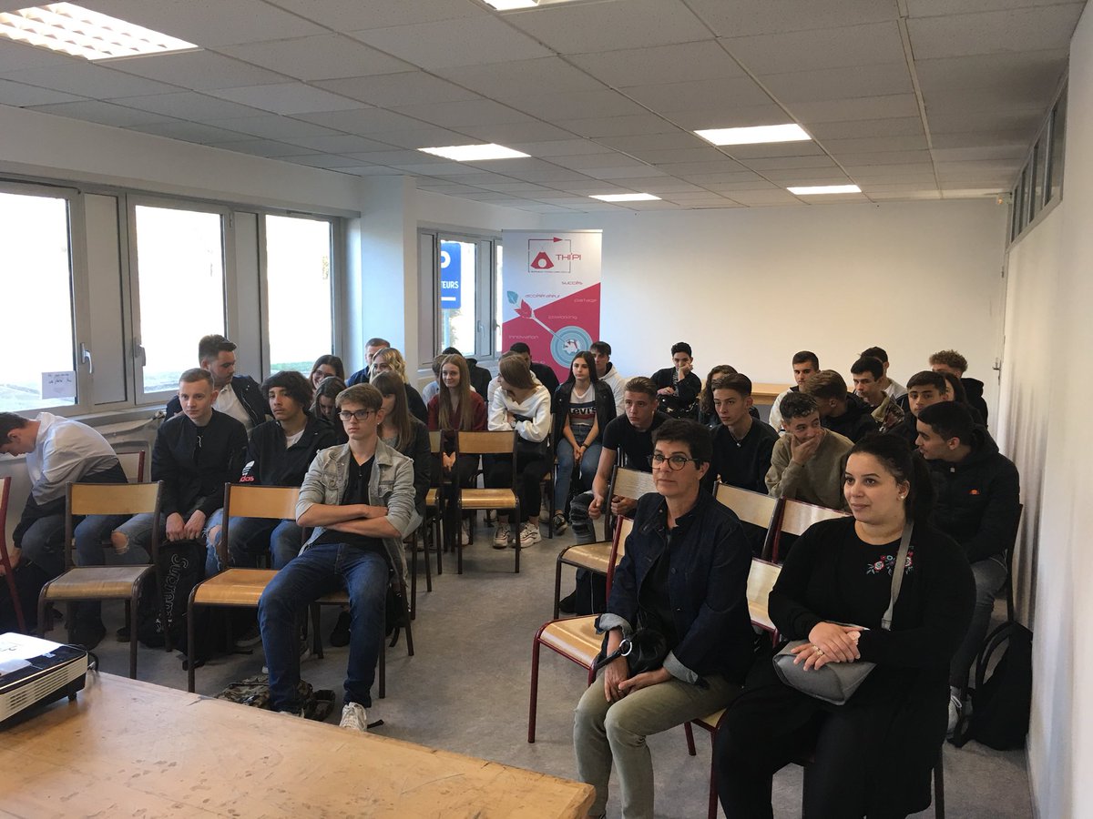PiTotem's tweet photo. #OptionStartup c’est parti ce matin au @PiTotem ! On accueille la classe de Terminale STMG du lycée Louis Bertrand à #Briey. les lycéens rencontrent @razek_akir de @Aqoona1 et @SebastienLomre de @SocialDigitalSo . Et ils ont plein de questions ! https://t.co/BJQ6WNFNP5