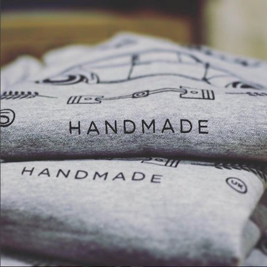 flatfourhangout's tweet photo. The #PeopleChoiceAward is being sponsored this year by the Peoples Choice of @Volkswagen clothing, @FlatFourCo  who will also be trading at this years #flatfourhangout Make sure to go over and say Hi to Lou and @Neilroy Remember, almost ALL of their clothing is #handmade !!! https://t.co/LqWTV5UDUc