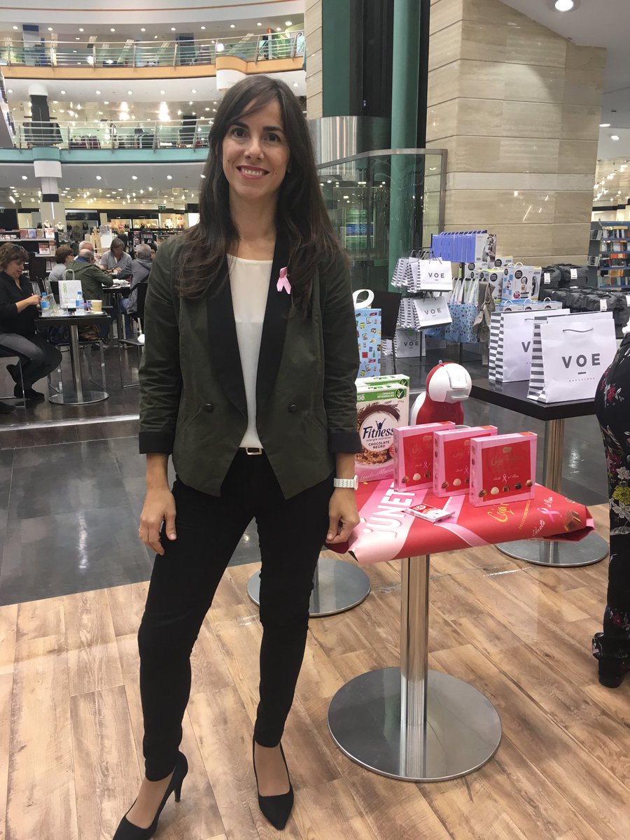 Nestle_es's tweet photo. Hoy #ECISeVisteDeRosa y nuestra compañera Gemma no ha querido faltar a la cita en @elcorteingles.
Acompañada de nuestros productos más solidarios ha contado cómo nuestras marcas se comprometen con la lucha 💕 #ÚneteAlRosa #CheckChain https://t.co/LNKKhD06tV