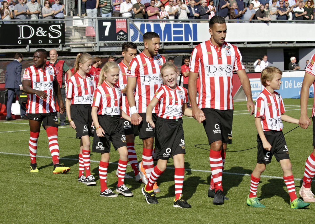 In beeld: De playersescorte van gisteren bij de thuiswedstrijd tegen SC Cambuur. #spacam