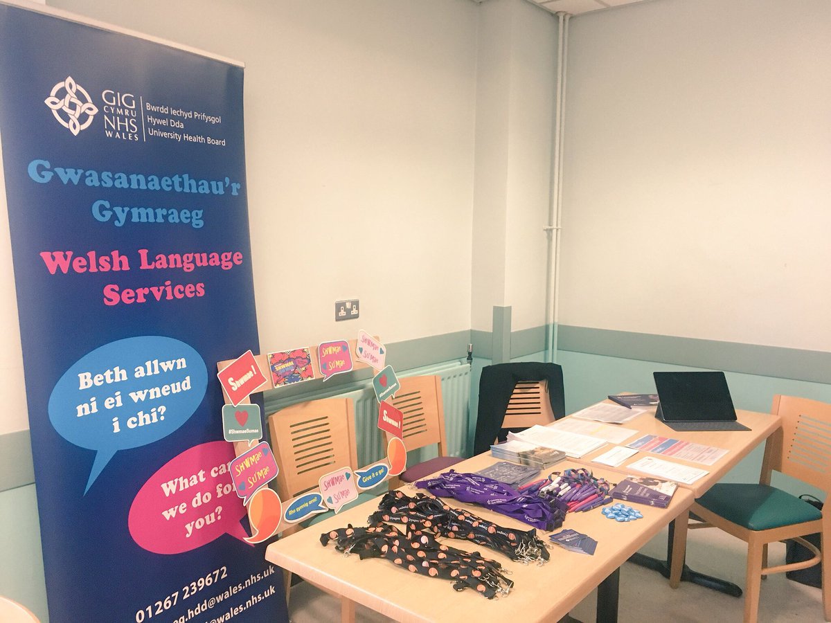 To celebrate #shwmaesumae , the Welsh language team are visiting each hospital during this week. Information for staff about learning Welsh as well as some freebies. Call by PPH canteen today before 2pm to say Shwmae 🏴󠁧󠁢󠁷󠁬󠁳󠁿