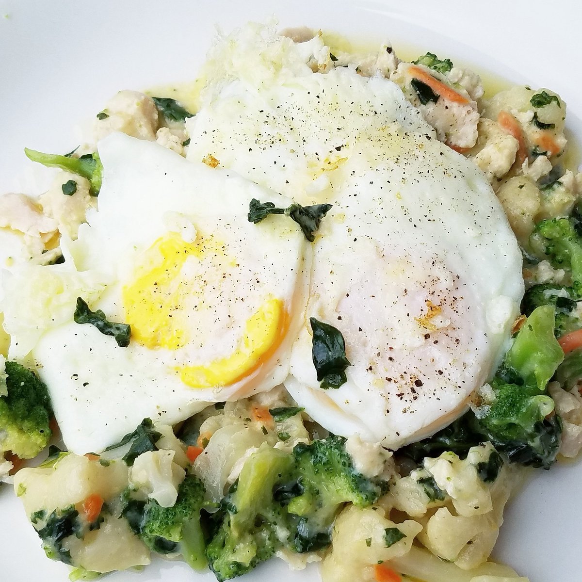 lowcarbtraveler's tweet photo. My low carb breakfast: 3 fried eggs over chicken &amp; veggies - an @AtkinsInsider Crustless Chicken Pot Pie. 💚✅ Creative, hey? 😉🙂 What are you eating today? #lowcarb #keto #atkins #lchf https://t.co/ii9DFbT7xj